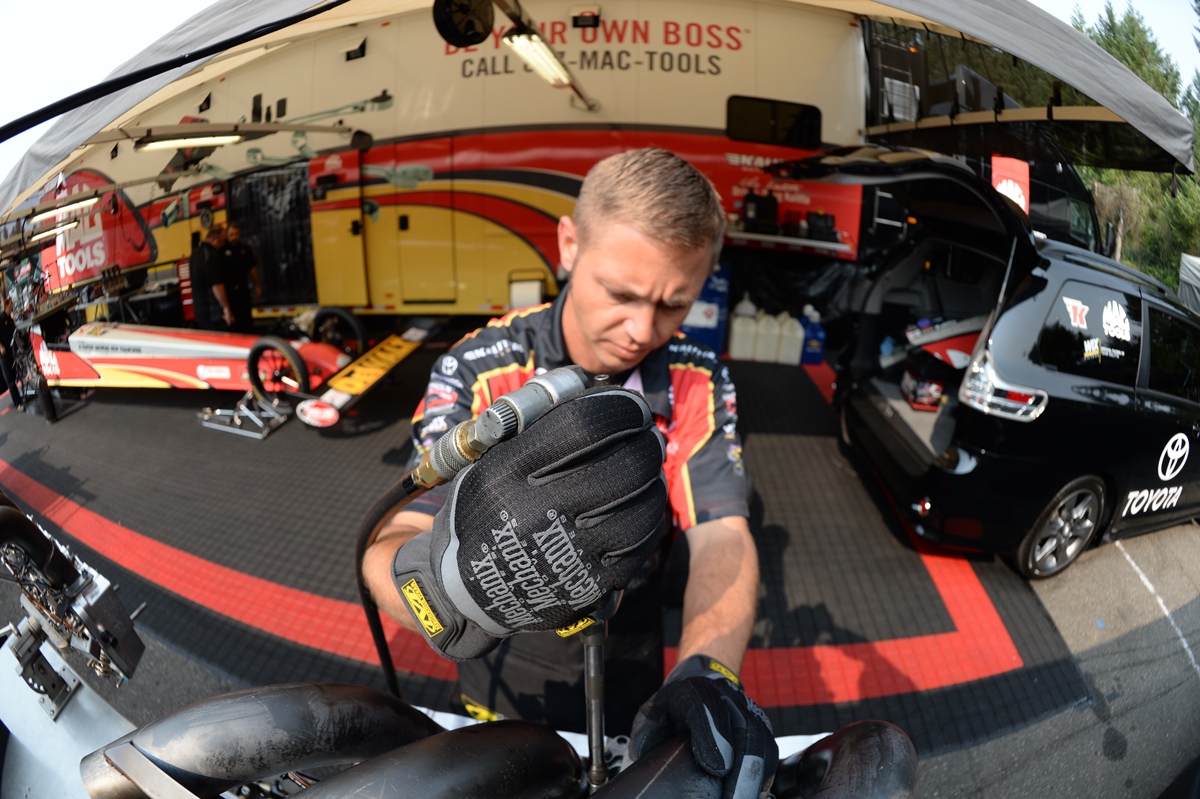 Mechanix Wear FastFit. Take control with high-dexterity 0.6mm synthetic leather and stay connected with touchscreen technologyh in the palm of your hands. Suitable for most industry applications. Comes with open cuff for quick slip-on and slip-off.